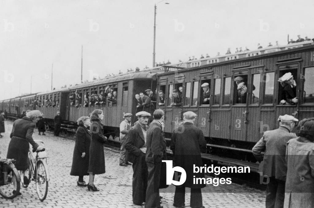 Belgian forced laborers before leaving to Germany, 1940 (b/w photo)