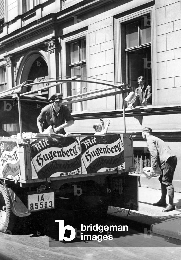 Unloading of advertising brochures at the office of the German National People's Party, 1932