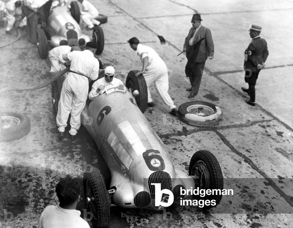 Eifel Race at the Nuerburgring: Tyre change at Caracciola, 1937 (b/w photo)