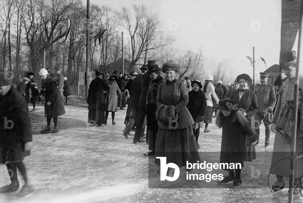 Queen Wilhelmina of the Netherlands ice skating with her daughter, 1917 (b/w photo)