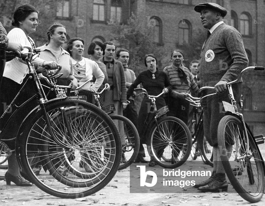 Bicycling course of KdF (b/w photo)
