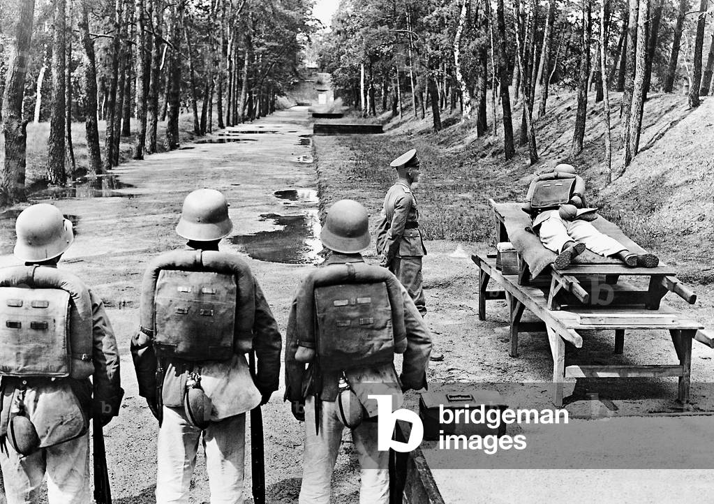 Reichswehr soldiers on the firing range, 1930 (b/w photo)