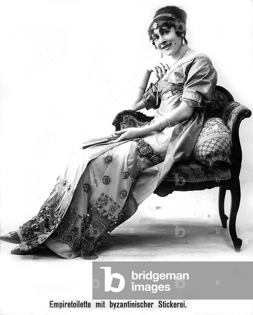 Women's fashion from 1903 (b/w photo)