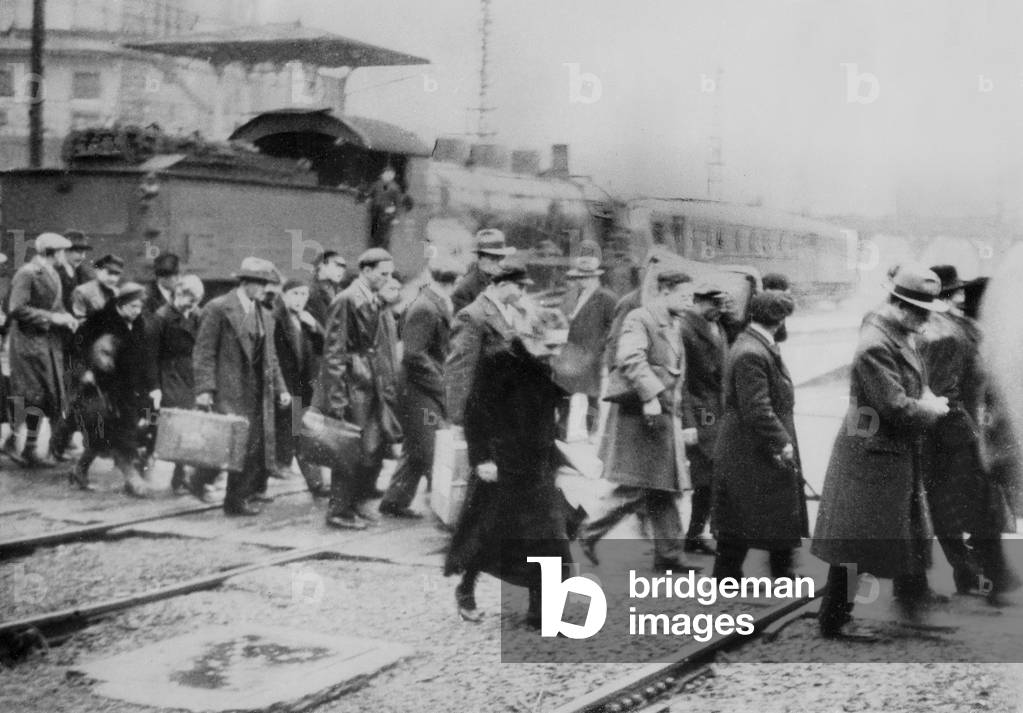 Germans from the Saar area in France, 1935 (b/w photo)