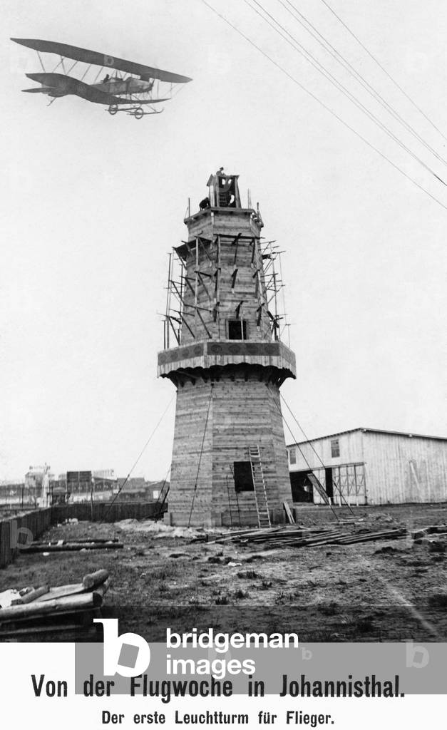 Construction of a tower on the Berlin-Johannisthal airfield, 1913 (b/w photo)