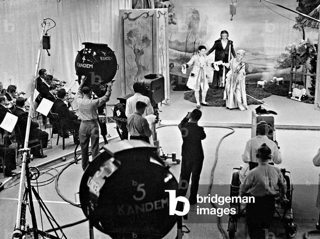 Studio of a television channel in which the opera 'Bastien und Bastienne' by Wolfgang Amadeus Mozart is being recorded, Germany, 1939 (b/w photo)