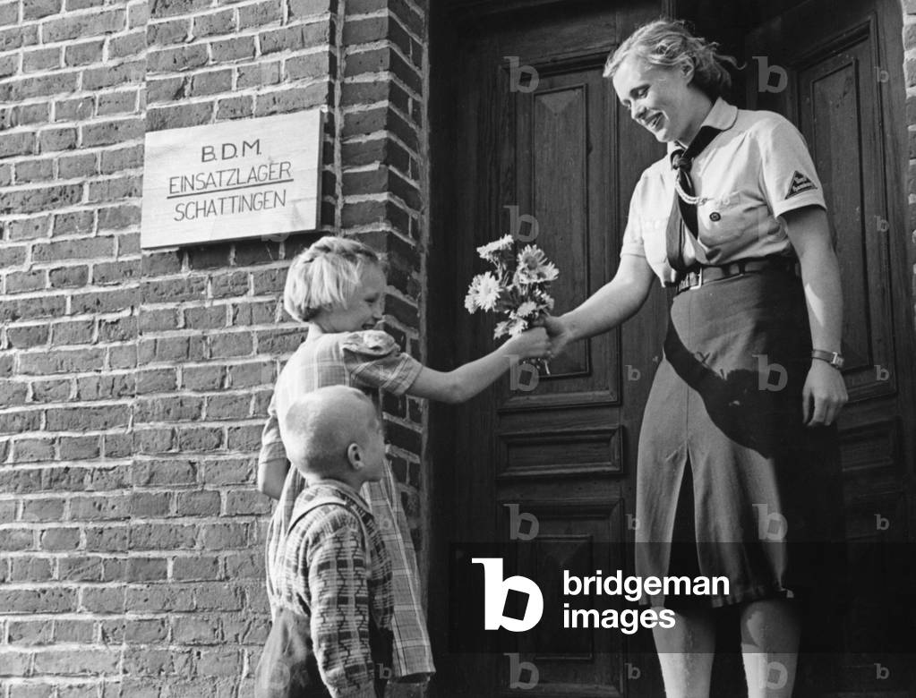 BDM girl in Warthegau, 1940 (b/w photo)