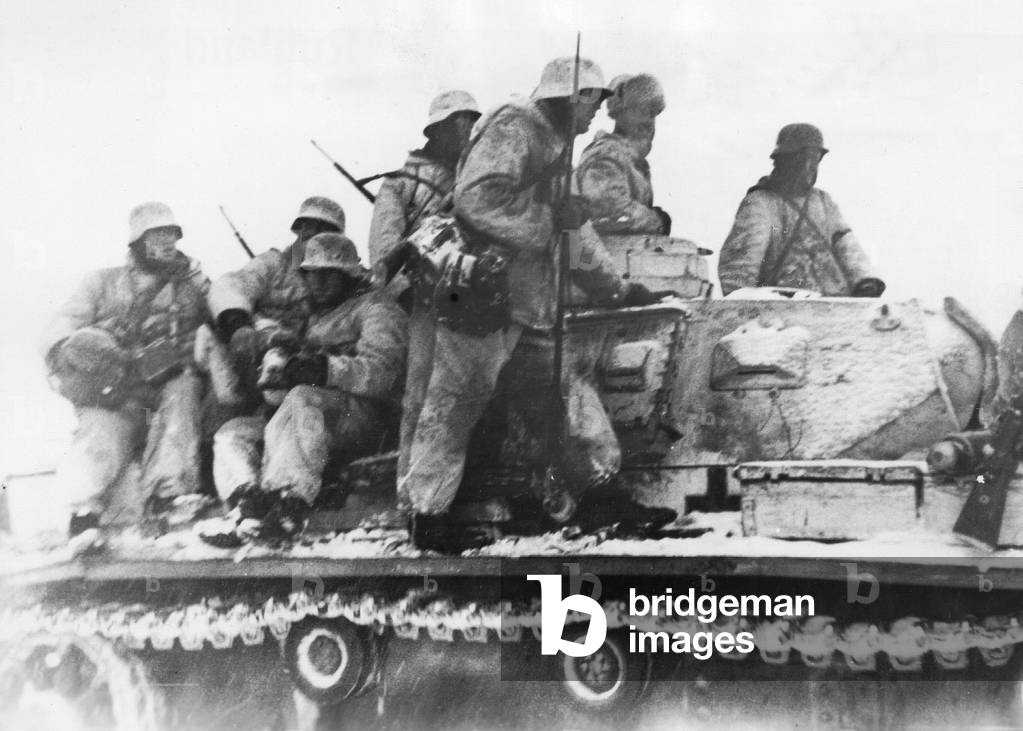 SS soldiers during combat on the Eastern front, 1943 (b/w photo)