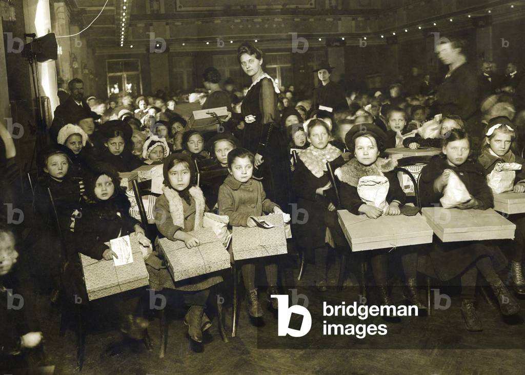 Christmas party for children organized by Petra AG, 1920