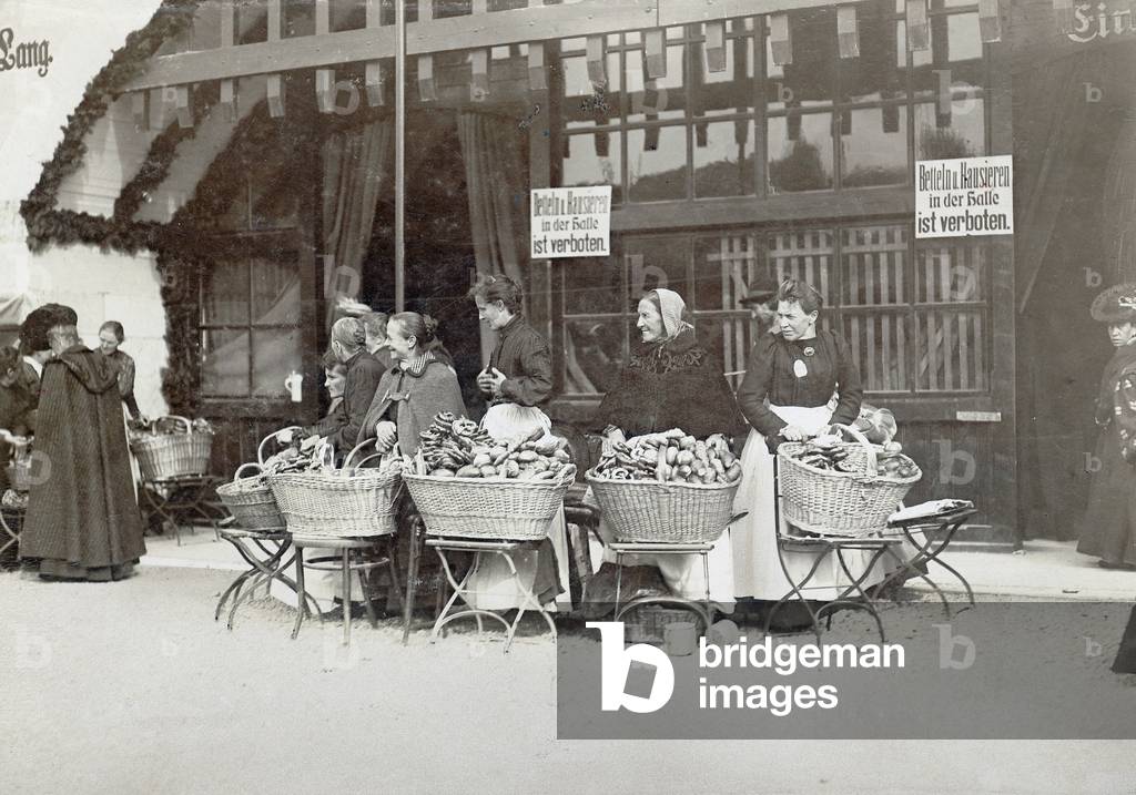 Sales people at the Oktoberfest in Munich, 1908 (photo)