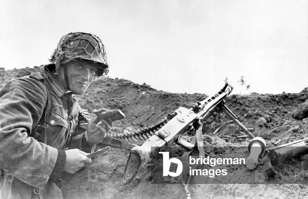 German soldier on the Eastern front, 1943 (b/w photo)