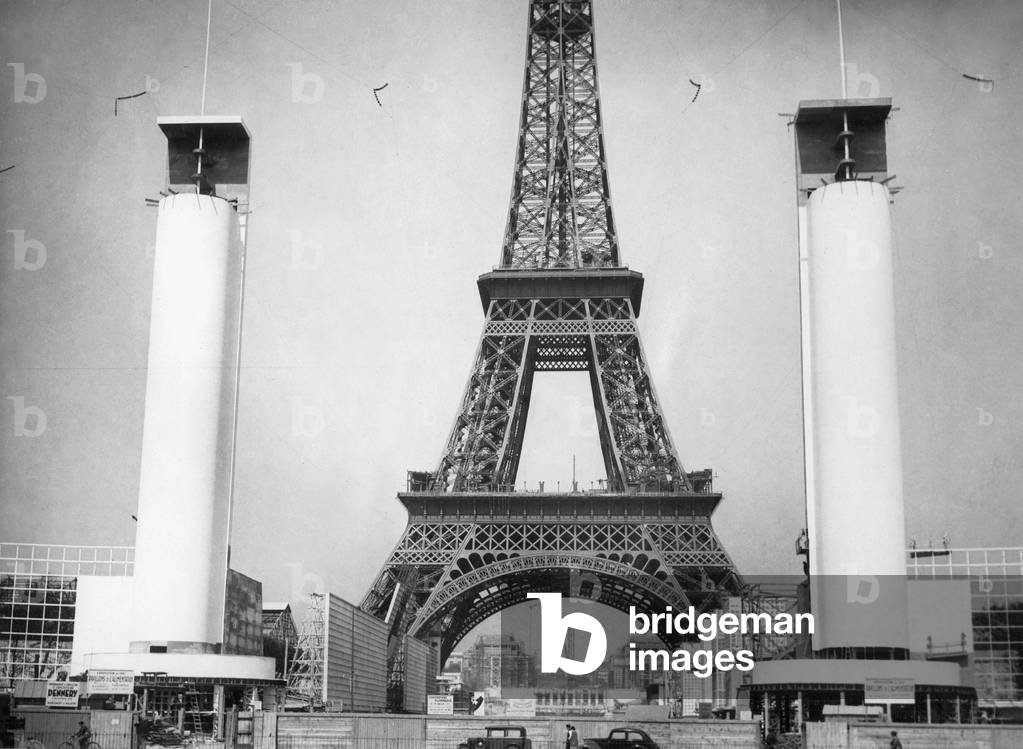 Construction of the entrance gates to the world exhibition in Paris, 1937 (b/w photo)