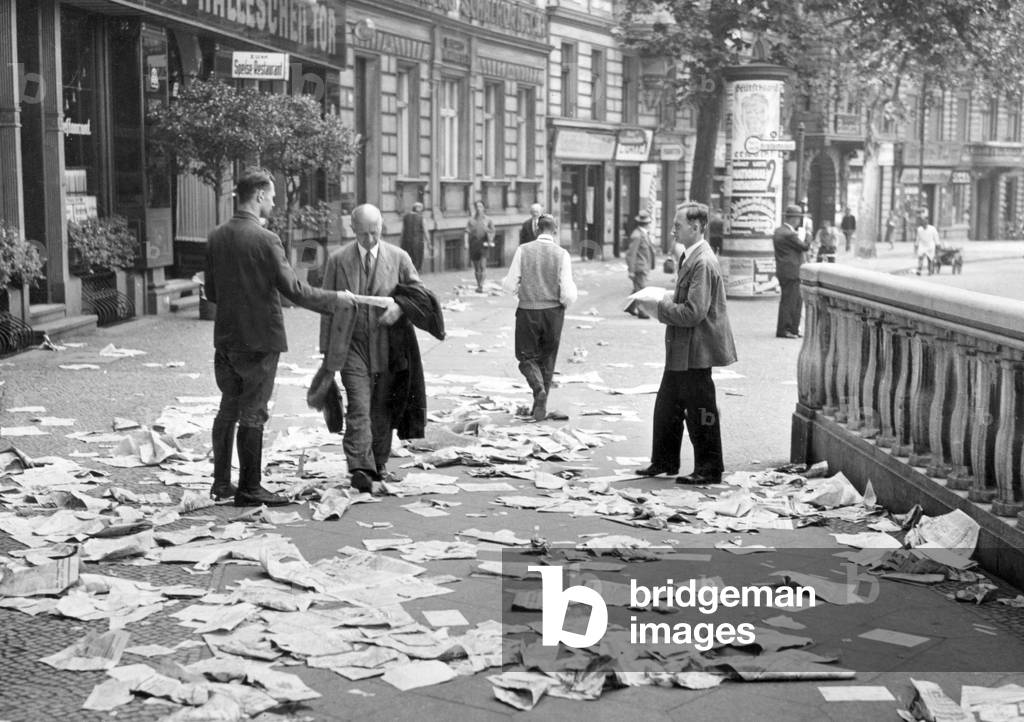 Note distributors on the occasion of the Reichstag election, 1932
