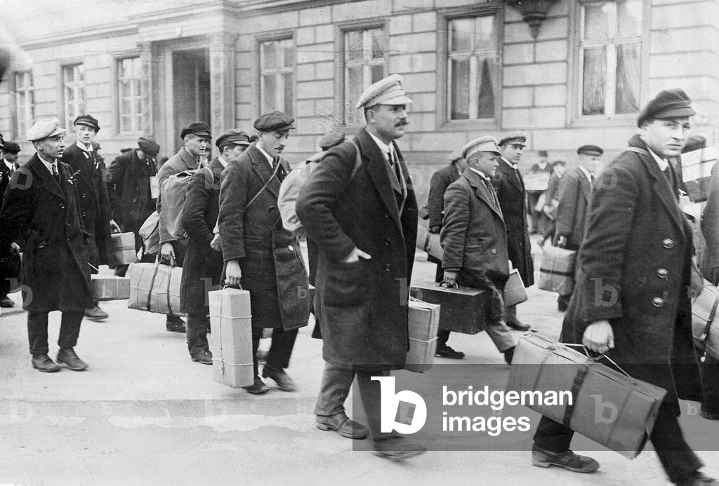 Returning German prisoners of war, 1920 (b/w photo)