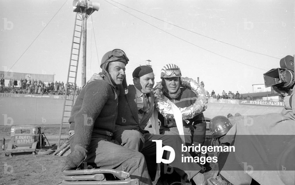 Group picture at the award ceremony of a stock car race, 1954 (b/w photo)