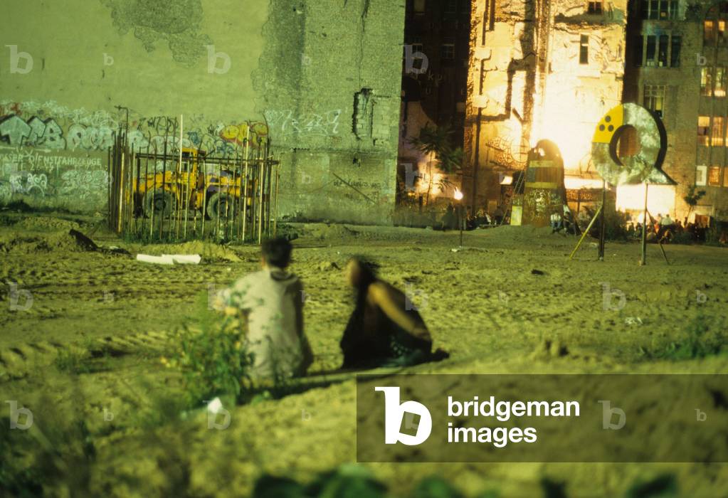 Besucher auf dem Hof des Kunst- und Kulturhauses Tacheles in der Oranienburger Strasse (photo)