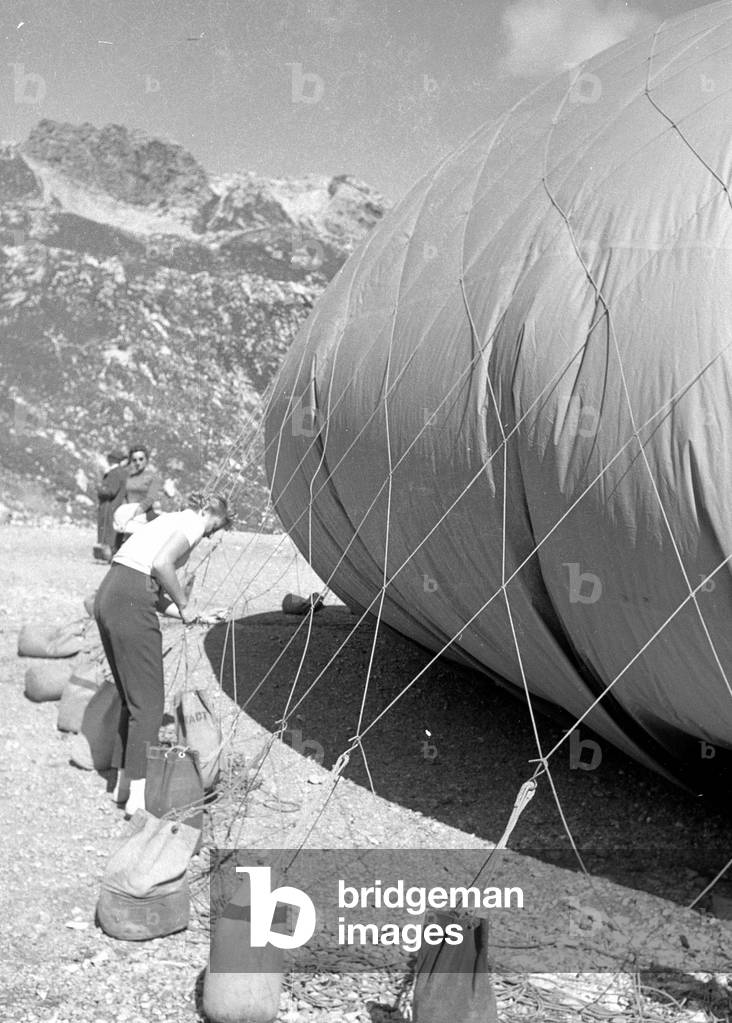 Preparations for the record flight with a hot air balloon, 1959 (b/w photo)