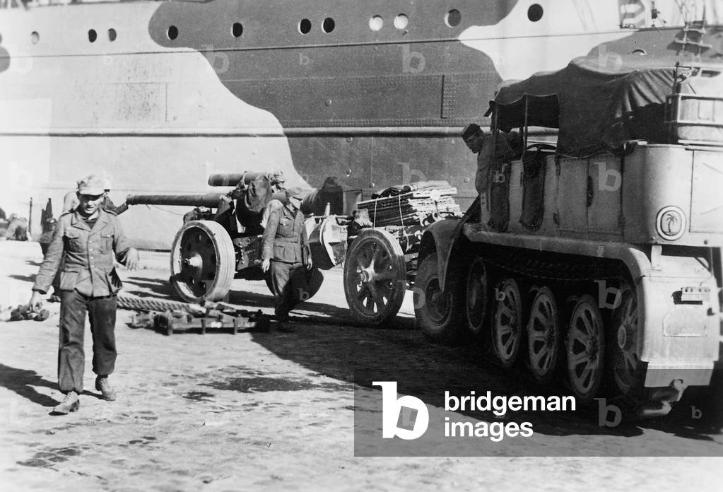 Unloading artillery in Tunis, 1942 (b/w photo)