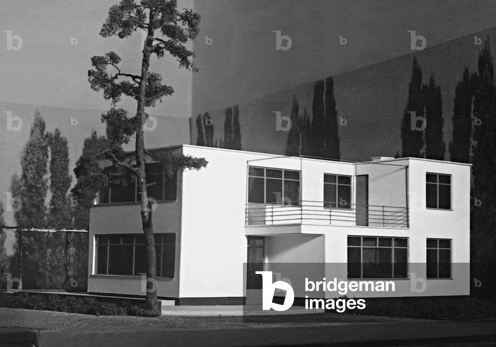 Model of a single family house by Walter Gropius (b/w photo) (see also 487171)