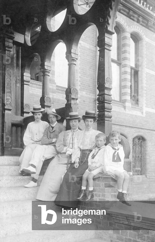Crown Prince Wilhelm in the family circle, 1904