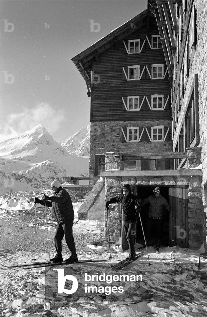 Skiers with equipment at the Weissseehaus, 1962 (b/w photo)
