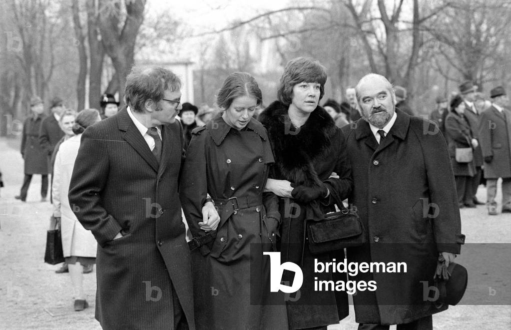 Christian Semler at the funeral of Ursula Herking, 1974 (b/w photo)