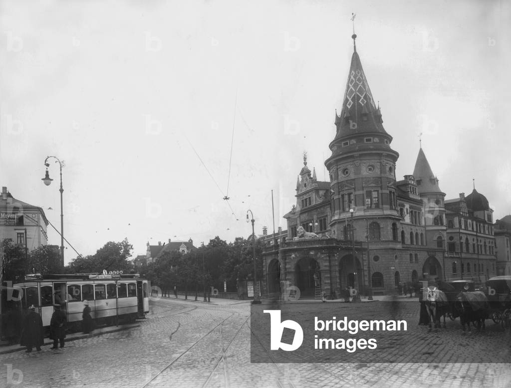 Loewenbraeu cellar on Stiglmaierplatz, 1913 (b/w photo)