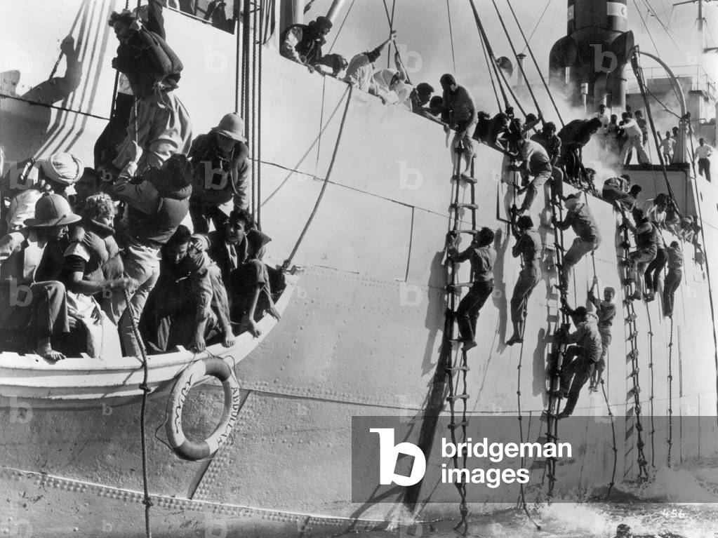 U-boat war in the Second World War: Allied shipwrecked (b/w photo)