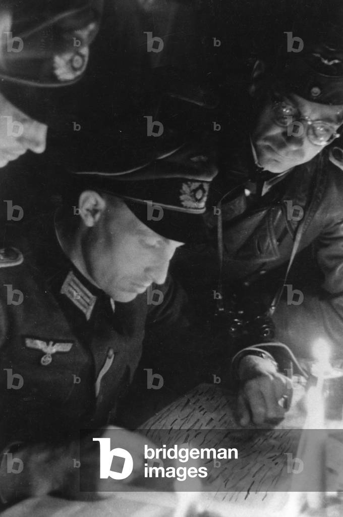Battalion commander of the Wehrmacht at a briefing, 1944 (b/w photo)