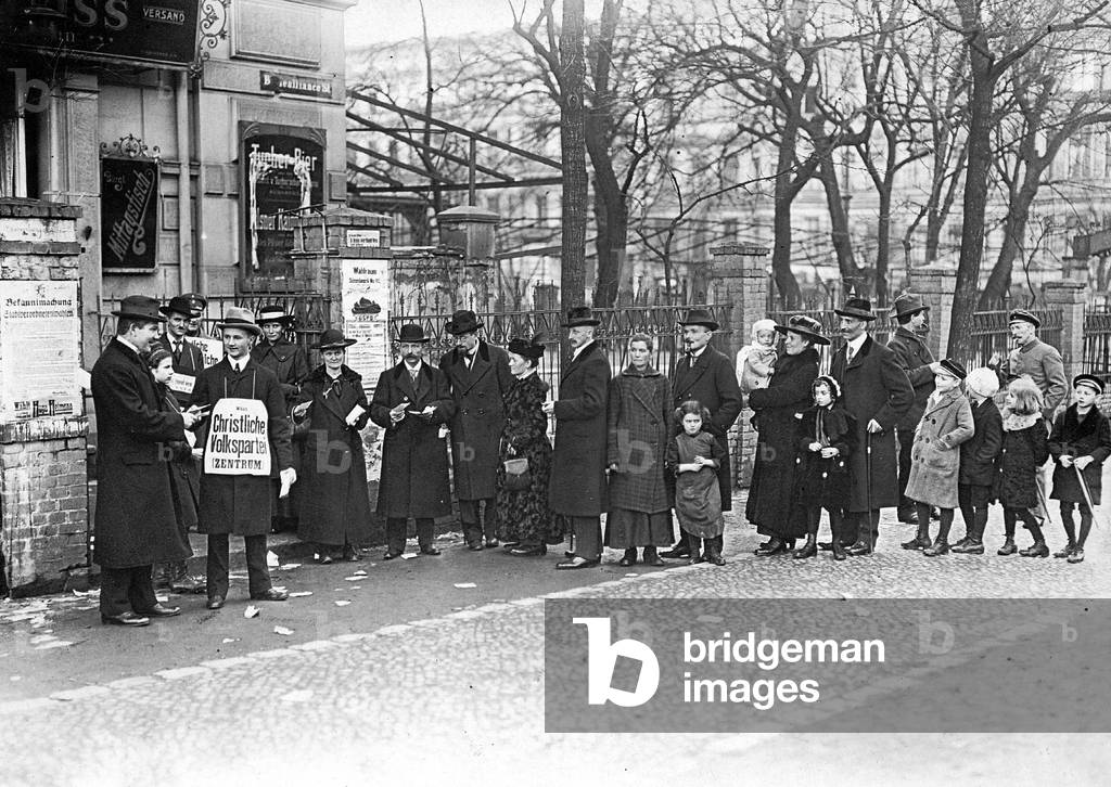 Election campaign of the Christian People's Party in front of a Berlin polling station, 1919 (b/w photo)