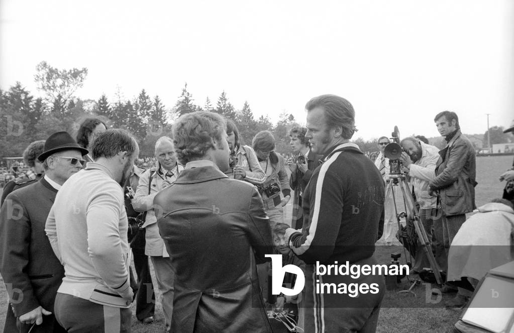 Klaus Wolfermann and Janis Lusis at the Mai-Sportfest in Burgkirchen, 1974 (b/w photo)