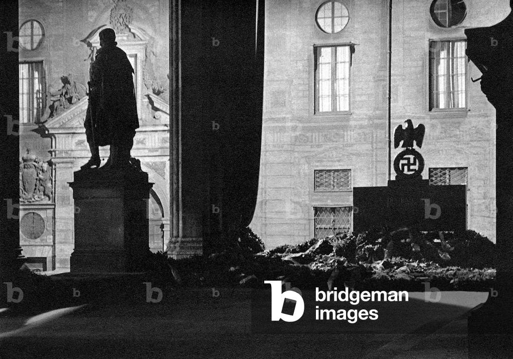 Memorial for the dead of the Beer Hall Putsch in the Field Marshall Hall, 1940 (b/w photo)