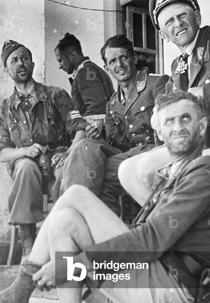 Bruno Braeuer with officers during combat on Crete, 1941 (b/w photo)