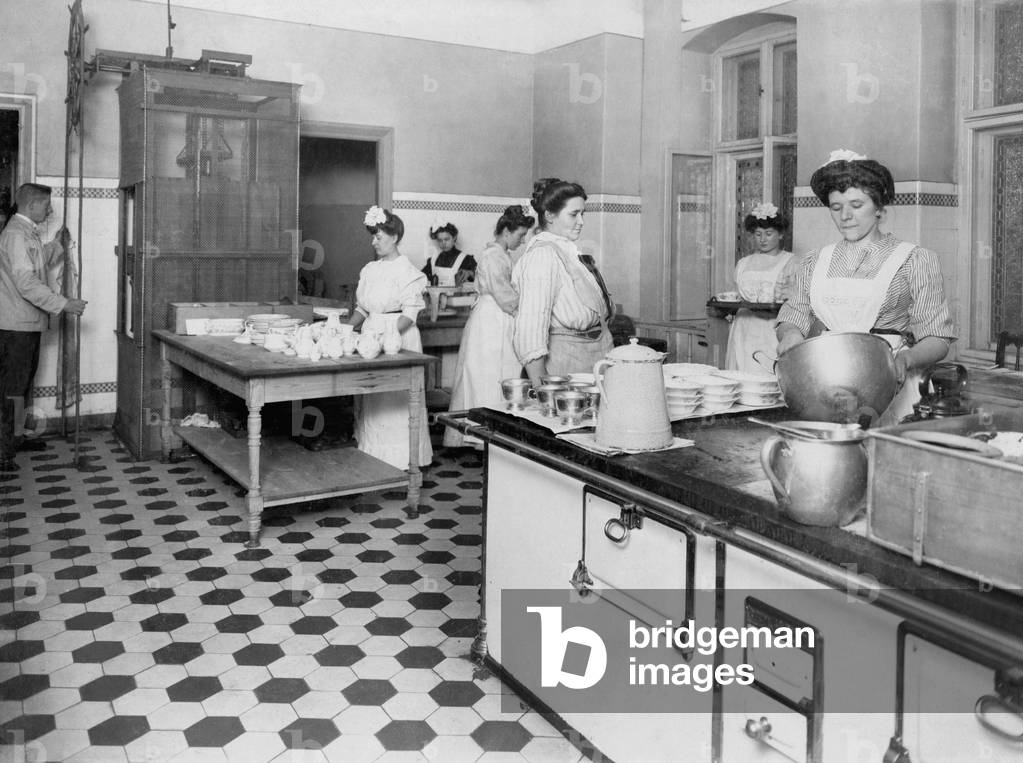 Kitchen in a Berlin 'One-kitchen house', 1908 (b/w photo)