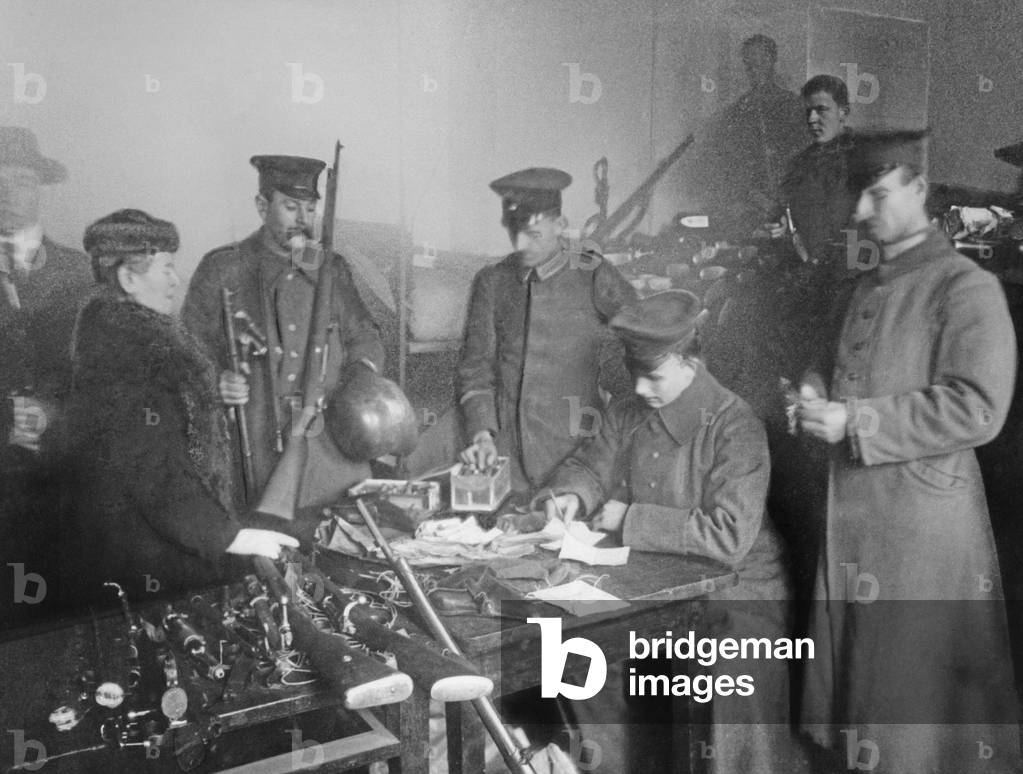 Women in the weapons collection point in Berlin, 1918/19 (b/w photo)