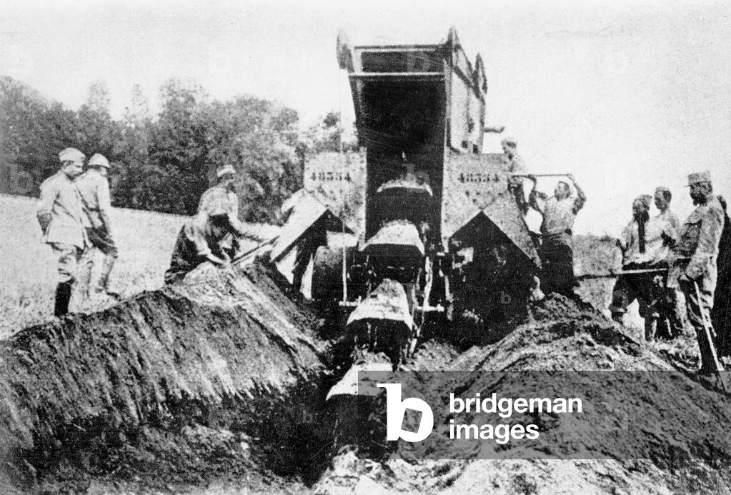 French soldiers building trenches during the FIrst World War (b/w photo)
