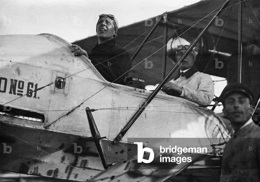 Otto Lindpaintner during a launching with a 'Rumpler Taube' (b/w photo)