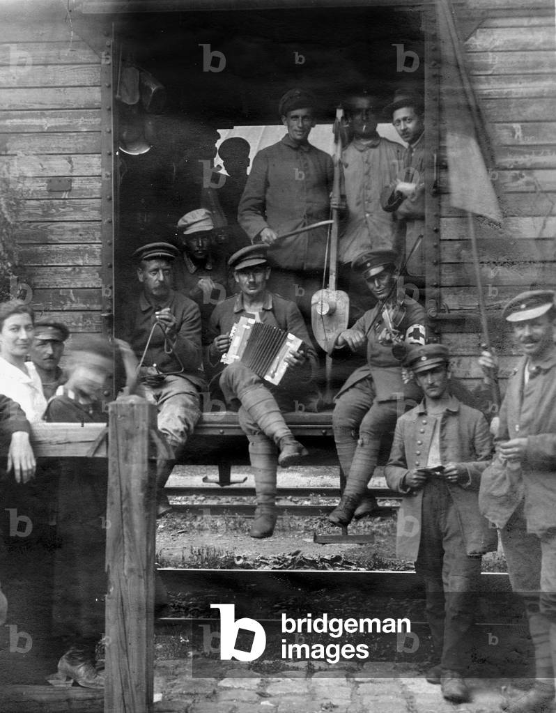 Soldiers return to Vienna, 1919 (b/w photo)