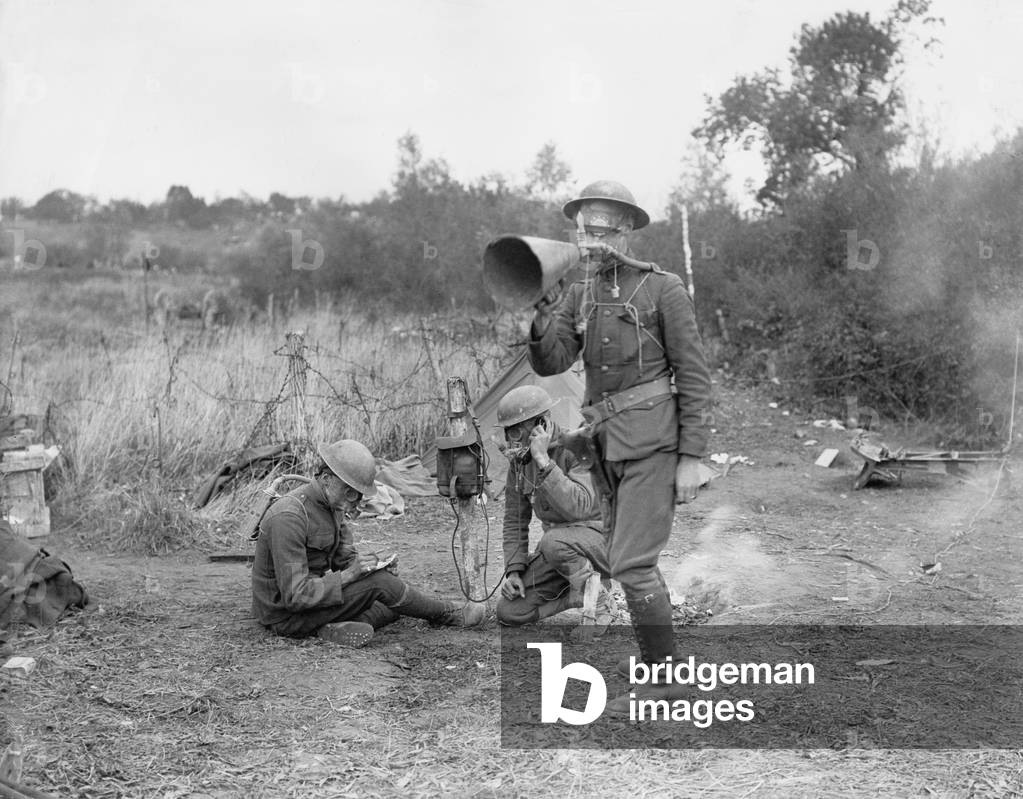 American field artillery soldiers during a gas attack training exercise, Varennes-en-Argonne, Meuse, France, 1918 (b/w photo)