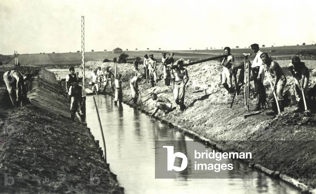 Volunteers at the construction of a drainage ditch, around the 1930s