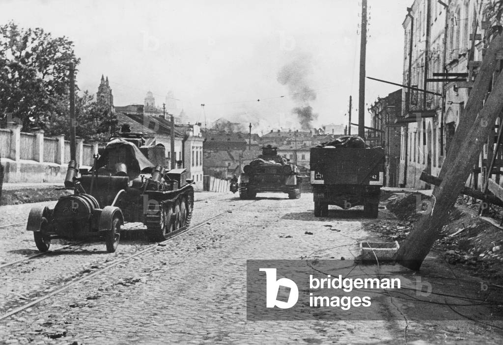 Wehrmacht convoy in Minsk, 1941 (b/w photo)