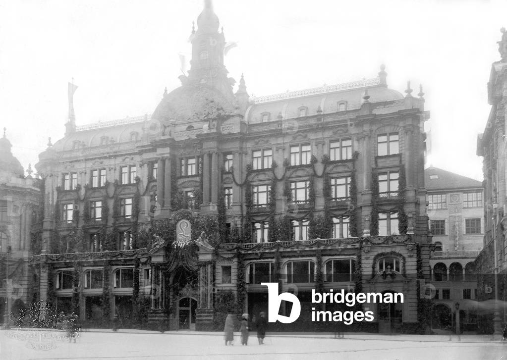 Bernheimer House in Munich (probably around 1900) (b/w photo)