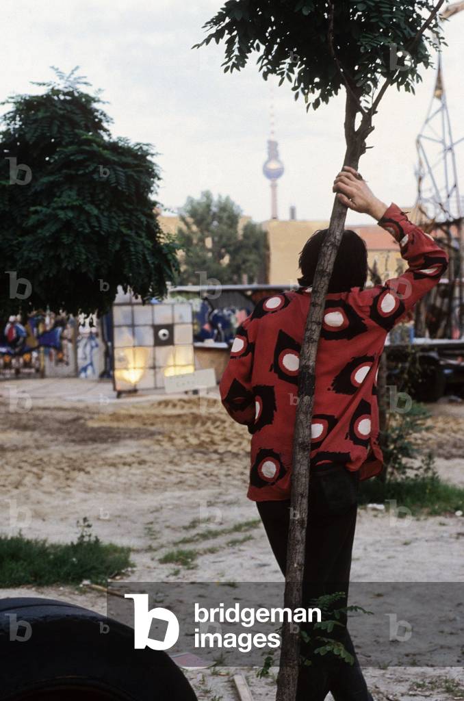 Istallationskünster Red White (USA) auf dem Hof des Kunst- und Kulturhauses Tacheles in der Oranienburger Strasse in Berlin (photo)
