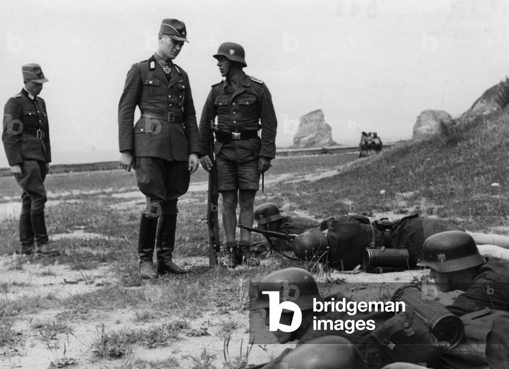 Training of the RAD on the Atlantic Wall (b/w photo)