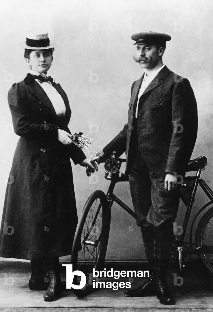 Married couple with bicycle, around 1910
