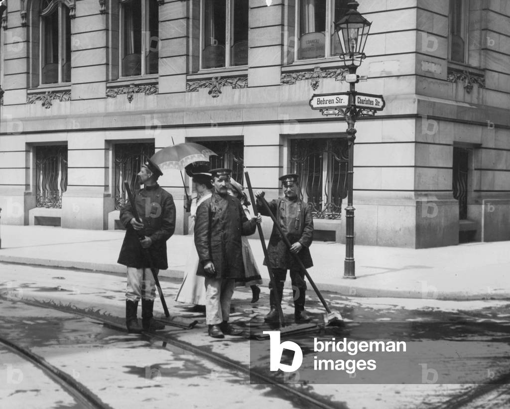 Street sweepers in Berlin, 1909 (b/w photo)