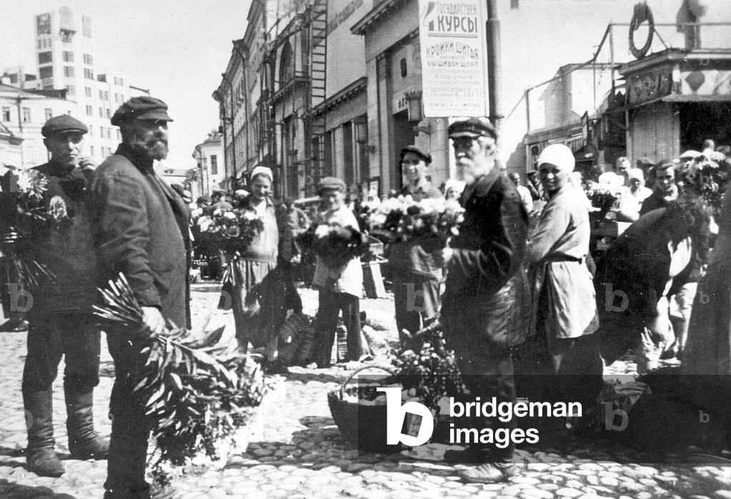 Flower market in Moscow (b/w photo)
