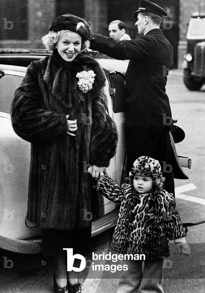 Gitta Alpar and her daughter Julika on a visit to London, 1936 (b/w photo)