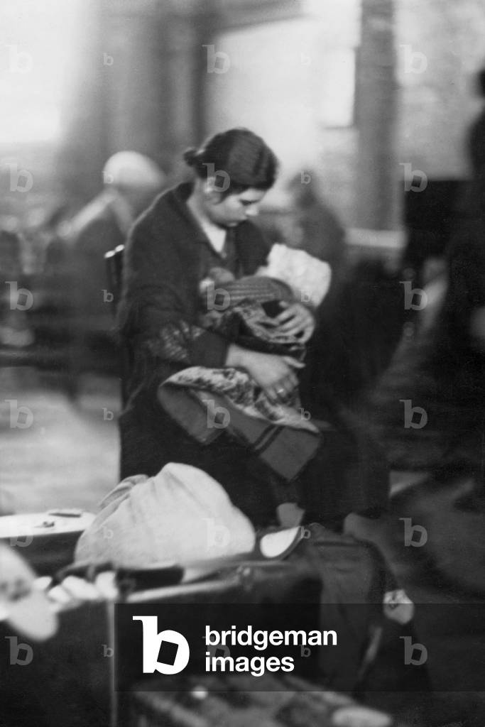 Mother and child in the emigrants house, 1930 (b/w photo)