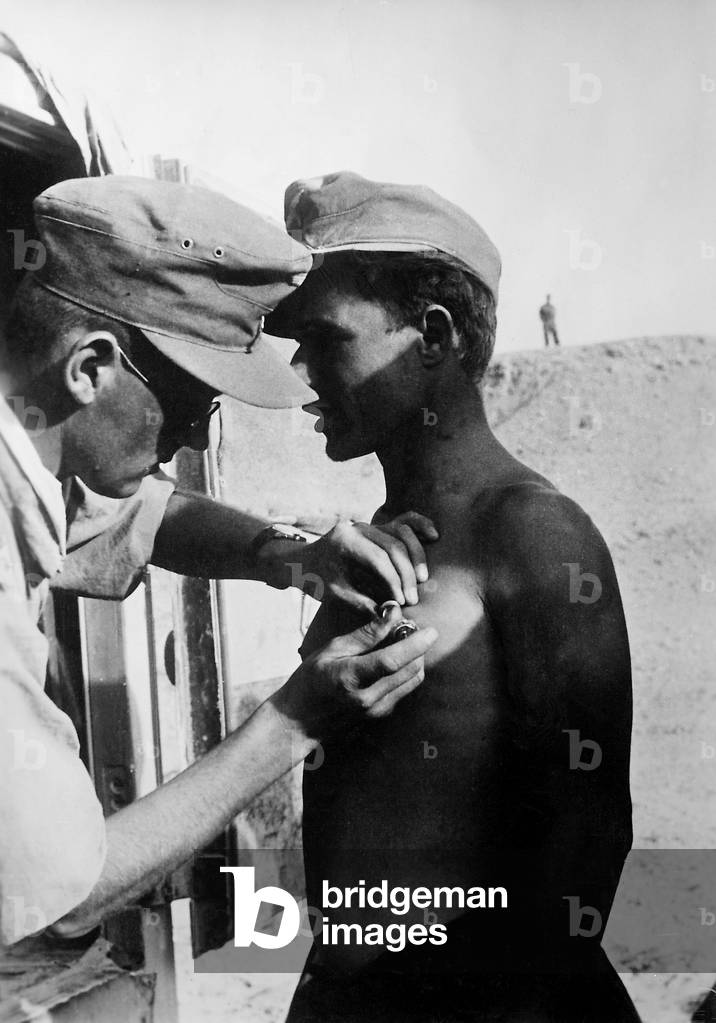 Cholera vaccination in the German Afrika Korps, 1942 (b/w photo)